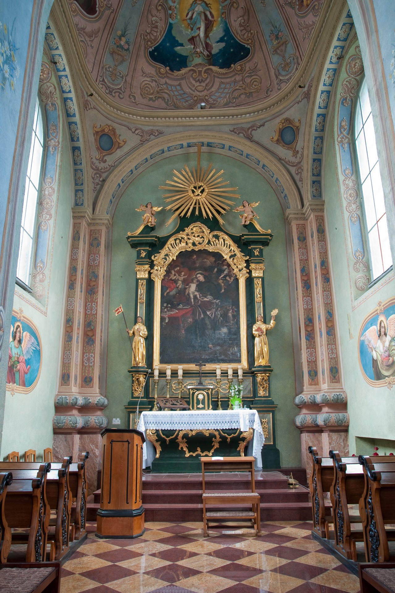 Wnętrze kościółka