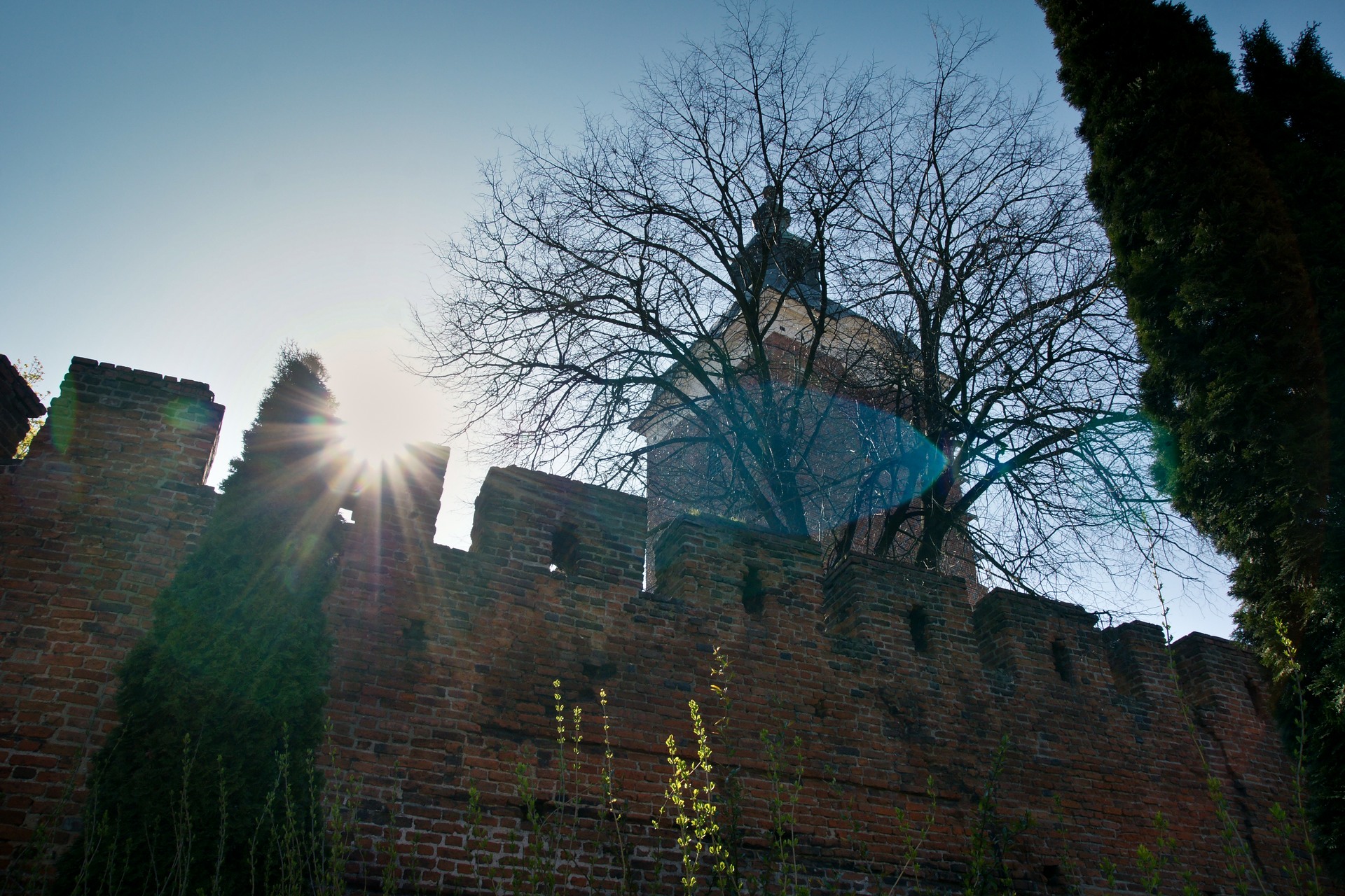 Mury obronne i wieża Bazyliki